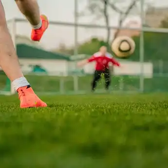 4 Teknik Menendang Bola dengan Punggung Kaki yang Paling Tepat