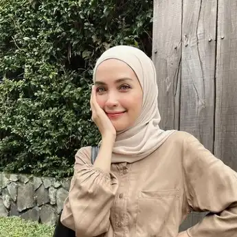 7 Warna Hijab yang Bikin Wajah Cerah, Harus Punya di Lemari Nih!