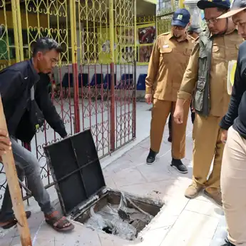 Tanpa Perlakuan Khusus, Manhole Haryono MT 'Dititipkan' ke Juru Parkir
