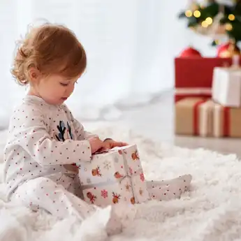 10 Ide Kado untuk Anak 1 Tahun, yang Bermanfaat dan Awet Terpakai