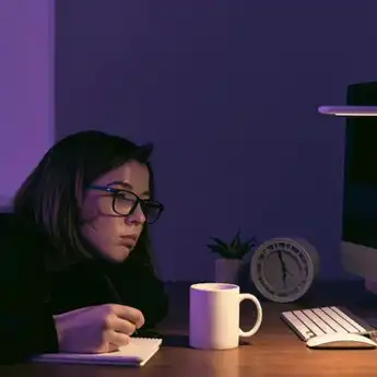 7 Efek Begadang bagi Wanita, Berat Badan Bertambah hingga Sulit Hamil?