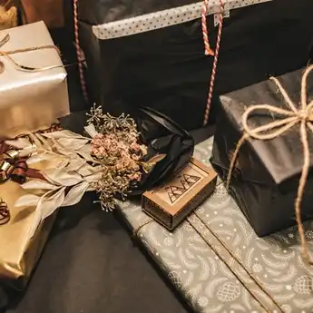 15 Ide Hadiah Kenang-kenangan untuk Dosen Pembimbing, Bermanfaat dan Berkesan!