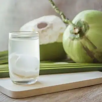 10 Manfaat Minum Air Kelapa Setiap Hari untuk Kesehatan Tubuh