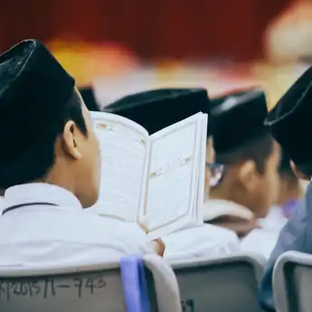 Berikut Ini Pengertian, Contoh Bacaan, dan Cara Membaca Iqlab