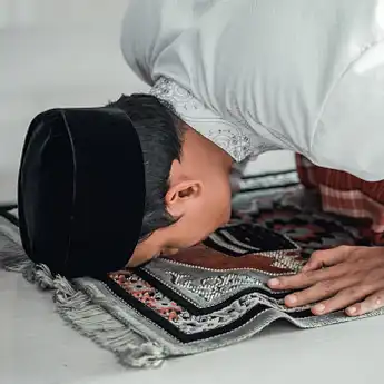 Bacaan Doa Sujud Sajadah, Sudah Lengkap dengan Tata Caranya!