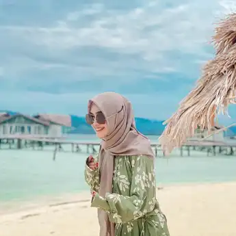 12 Outfit ke Pantai Hijab: Tampil Bergaya, Tapi Tetap Nyaman