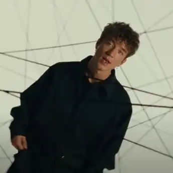 Lirik Lagu ‘Runaway’ - Daniel Seavey, Lengkap dengan Terjemahan