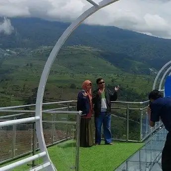 Telah Dibuka Destinasi Baru! Jembatan Kaca Kebun Teh Kemuning Karanganyar