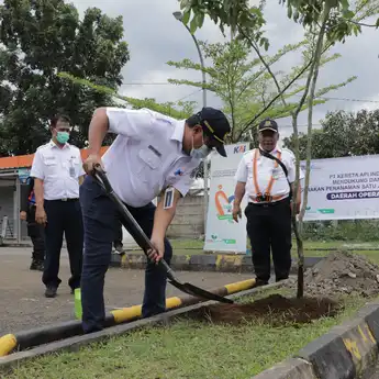 Stasiun Kiara Condong Bandung Menghijau                            