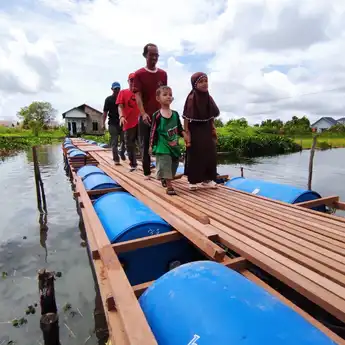 Alhamdulillah, Jembatan Apung untuk Zainal dan Keluarga Telah Terpasang