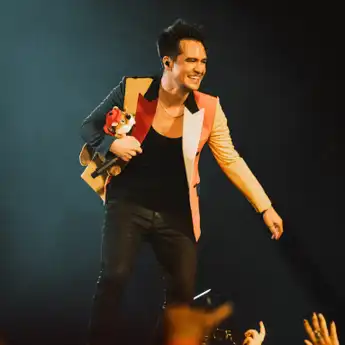 Brendon Urie Mengakhiri Perjalanan Panic! At The Disco Setelah Hampir 20 Tahun