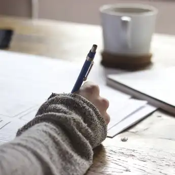 5 Contoh Essay Bahasa Inggris, Lengkap dengan Cara Menulisnya yang Benar