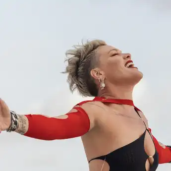 Berikut Ini Lirik Lagu 'TRUSTFALL' yang Dinyanyikan oleh P!NK