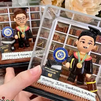 15 Ide Kado Wisuda yang Bermanfaat, Dijamin Mereka Pasti Suka Banget!