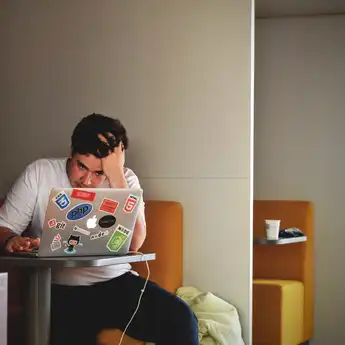 4 Zodiak yang Khawatir sama Masa Depan, Overthinking Jangka Panjang