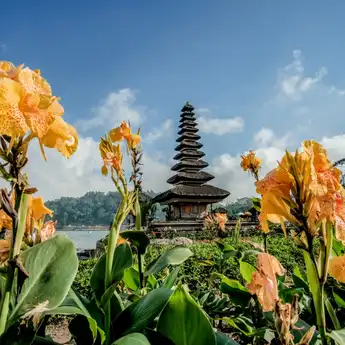 12+ Lagu Daerah Bali Paling Terkenal Lengkap dengan Lirik dan Makna