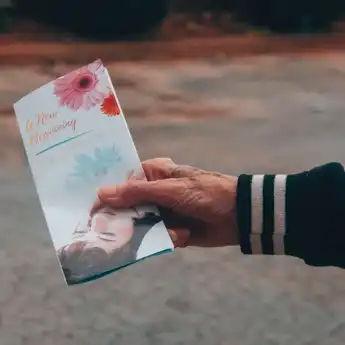 10 Contoh Pamflet yang Keren, Menarik dan Unik! Serta Cara Membuatnya