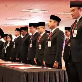 Ketua Dewan Komisioner Lantik Ambil Sumpah 22 Pejabat OJK