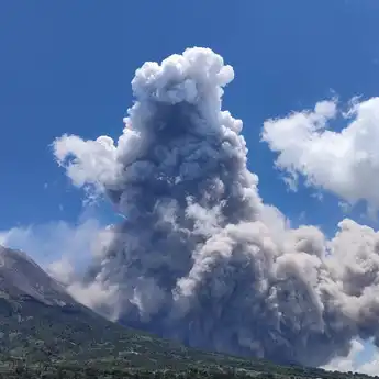 Kembali Erupsi, Hujan Abu Gunung Merapi Capai Kecamatan Selo   