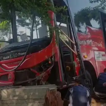 Laka tunggal, BST Solo Tabrak Gapura Keraton Solo di Jurug