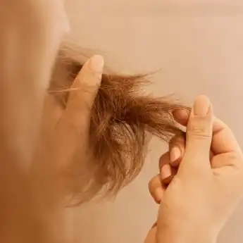 9 Penyebab Rambut Rontok pada Wanita di Usia Muda, Karena Diet?