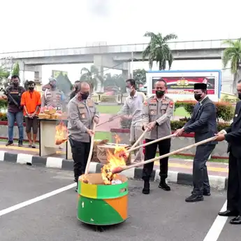 Pemusnahan Barang Bukti Ungkap Kasus Narkotika Satuan Reserse Narkoba Polrestabes Palembang