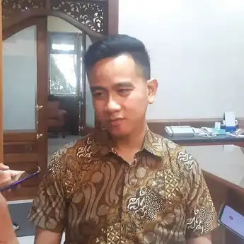 Polemik Tol Lingkar Timur-Selatan, Gibran Terus Lakukan Negosiasi 