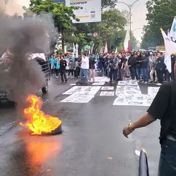 Demo Tolak UU Cipta Kerja di DPRD Solo, Sebabkan Lalu Lintas Tersendat