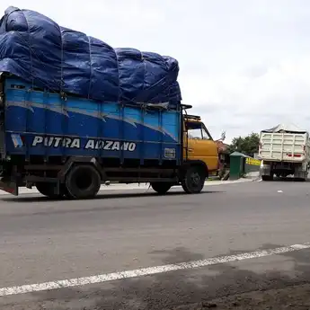 Sebabkan Jalan Rusak, Warga Klaten Mulai Keluhkan Truk Odol