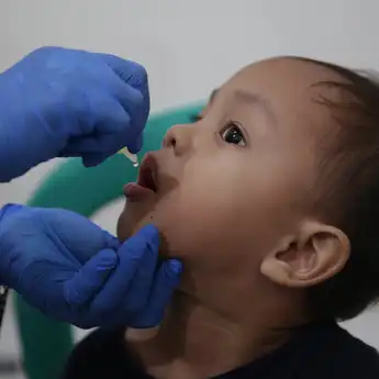 Sibuk Bekerja Cari Rejeki, Rini Tetap Bawa Anak Imunisasi untuk Proteksi Buah Hati