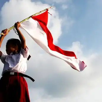5 Negara yang Punya Bendera Warna Merah Putih Mirip Indonesia!