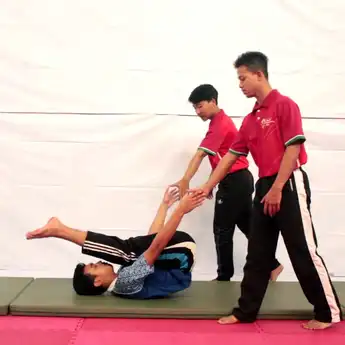 Cara Melakukan Gerakan Guling Lenting yang Perlu Diketahui   