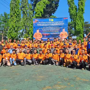 Kantor SAR Bandung Gelar Pelatihan Water Rescue Bagi Potensi SAR di Jawa Barat