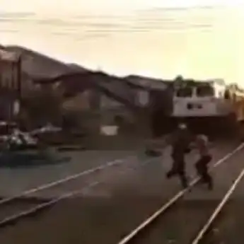 Aksi Heroik Petugas PJL Selamatkan Nyawa Pejalan Kaki di Perlintasan Sebidang Laswi Bandung