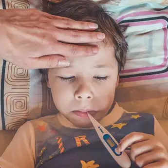 Hal yang Tidak Boleh Dilakukan saat Anak Demam, Jangan Salah Kaprah!