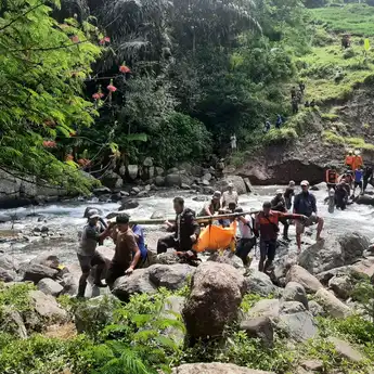 Tim SAR Gabungan Evakuasi Warga yang Hilang di Hutan Ds. Girimukti
