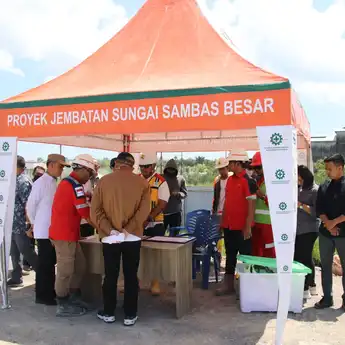 Sutarmidji Tinjau Pembangunan Jembatan Sungai Sambas Besar