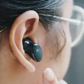 Sering Pakai Headset Ternyata Berbahaya Bagi Telinga, Begini Cara Merawatnya