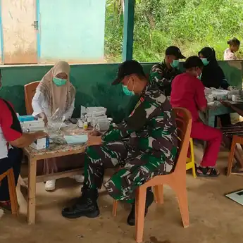 Gandeng Puskesmas, Satgas Yonif 143/TWEJ Sehatkan Masyarakat Di Papua