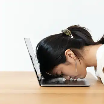 5 Shio yang Sering Melewatkan Peluang Sukses Karena Kebanyakan Mikir Nggak Penting!
