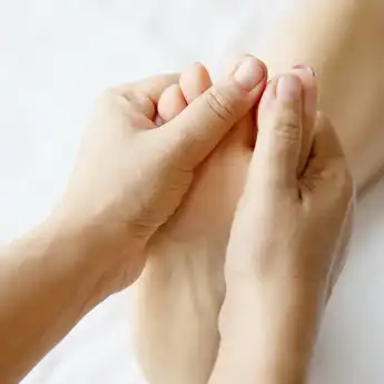 Berikut 4 Cara yang Benar Bersihkan Kuku Kaki Hitam : Bisa Pakai Sabun Batang
