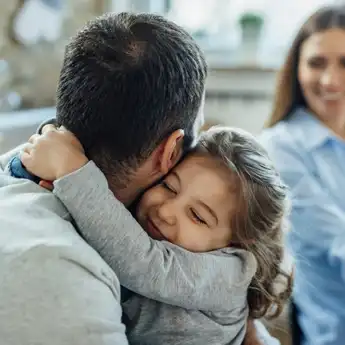 10 Kewajiban Anak Terhadap Orang Tua yang Perlu Diajarkan Sejak Dini
