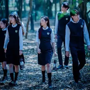 Sinopsis Home School: Asrama Aneh dengan Kurikulum Gila di Tengah Hutan