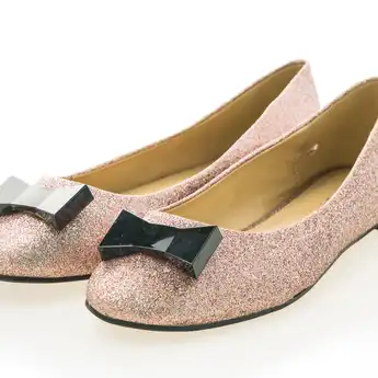 Takut Kaki Lecet saat Pakai Flat Shoes? Ini Tips Mengatasinya