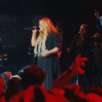 Lirik Lagu Red Flag Collector - Kelly Clarkson, dengan Terjemahan