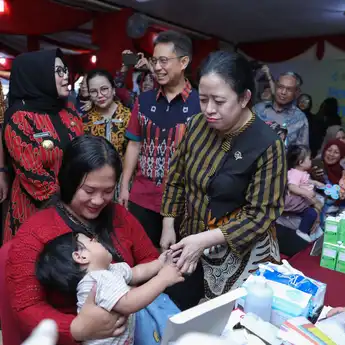Bersama Ganjar dan Gibran, Puan Hadiri Pencanangan Imunisasi IPV 2 di Jateng