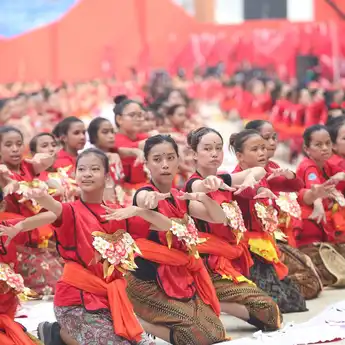 Puan Ajak Satgas dan Penari Kompak  Teriakkan Salam Pancasila, Mega Terima Bimbo