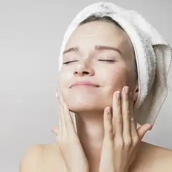11 Rekomendasi Facial Wash untuk Kulit Kering