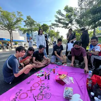 Mengekspresikan Fenomena Fear of Missing Out dengan Menggambar Bersama Anak Muda Kota Semarang