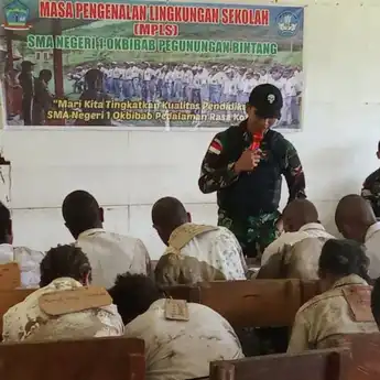 Satgas Yonif 143/TWEJ  Hadir dalam Kegiatan Masa Orentasi Sekolah di Pegunungan Papua